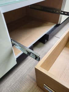 서랍장을 빼면서 레일이 따라 나온상태 서랍 빼는법 서랍장 빼는방법 슬라이딩 서랍 빼는법